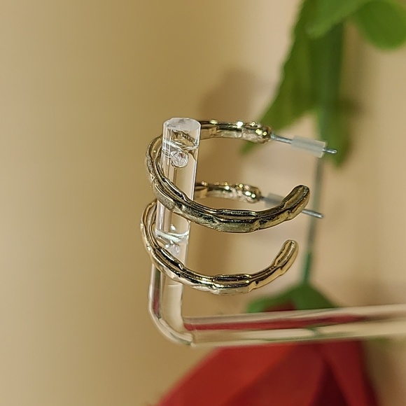 Gold tone hoop earrings pierced - Picture 1 of 6